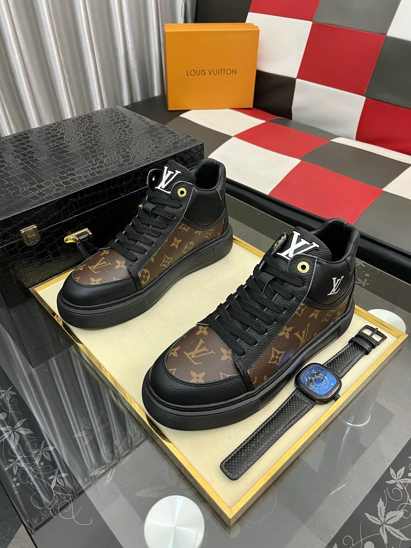 Men's shoes 💰458⌚️⌚️《Louis vuitton/LV Louis Vuitton》original quality.~ Unique modern style sneakers. 🏃A must-have casual shoe for trendy men😍😍 Original brand imported from Italy, imported original leather, cowhide lining (refuses to discolor and grind feet) sole: original sole provided by the original factory, French lazy style design ⚠️Fit to the feet, original quality, super comfortable original sole. Code number: 38-442️⃣Colors available